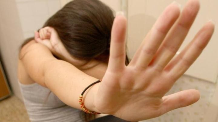 Comiso, prende a pugni la compagna e le rompe il setto nasale