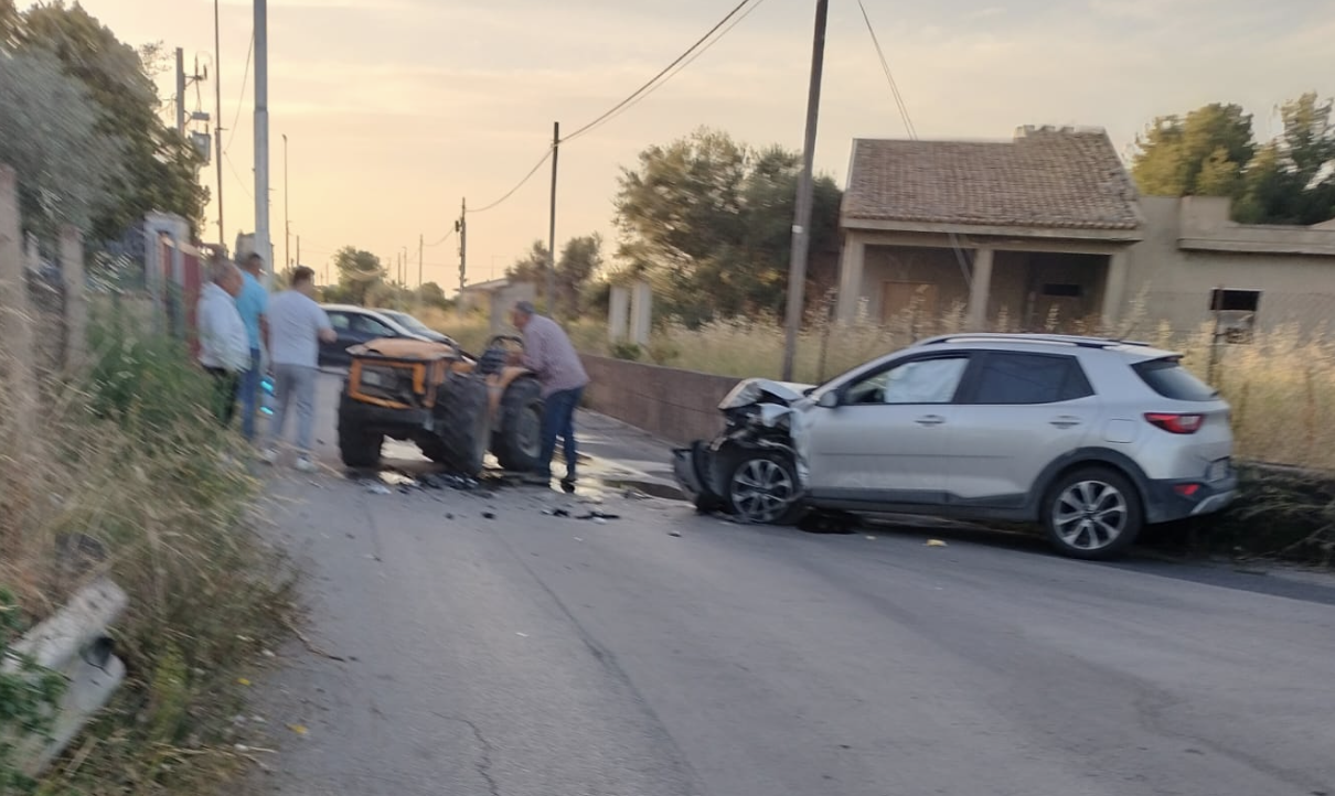 Violento scontro tra auto e trattore in contrada Boscorotondo a Comiso