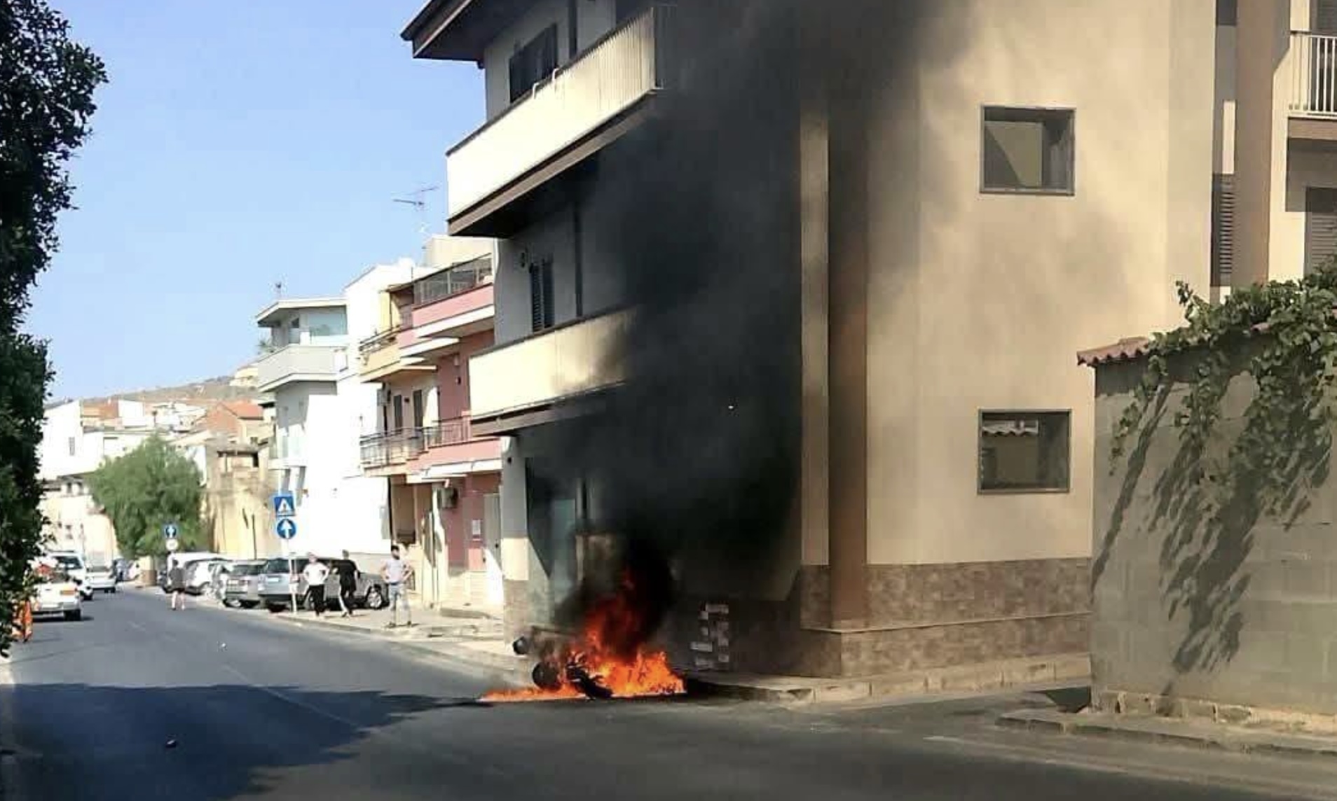 Comiso: perde il controllo dell’auto, colpisce il marciapiede e la vettura va a fuoco