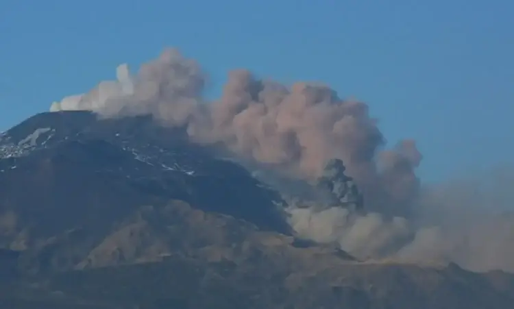Aeroporto Catania cenere Etna: arrivi sospesi fino alle 16