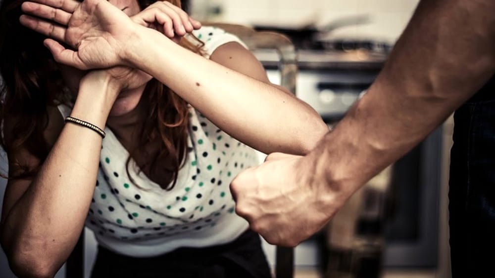 Comiso, si disfa del braccialetto elettronico e picchia l'ex: arrestato