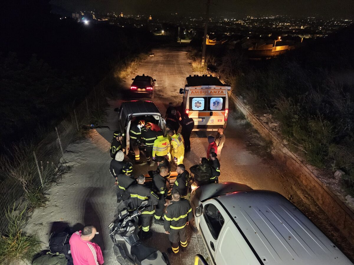 Comiso, cade in una scarpata: salvato dai Vigili del Fuoco