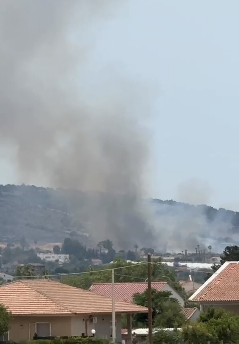 Incendio sulla Comiso-Santa Croce, fiamme vicino alla città