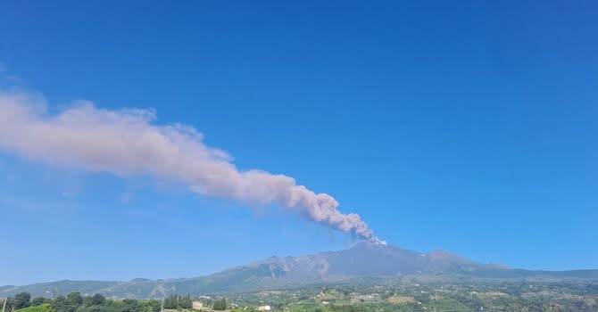 Etna, aeroporto di Catania resta chiuso: voli sospesi fino alle 20