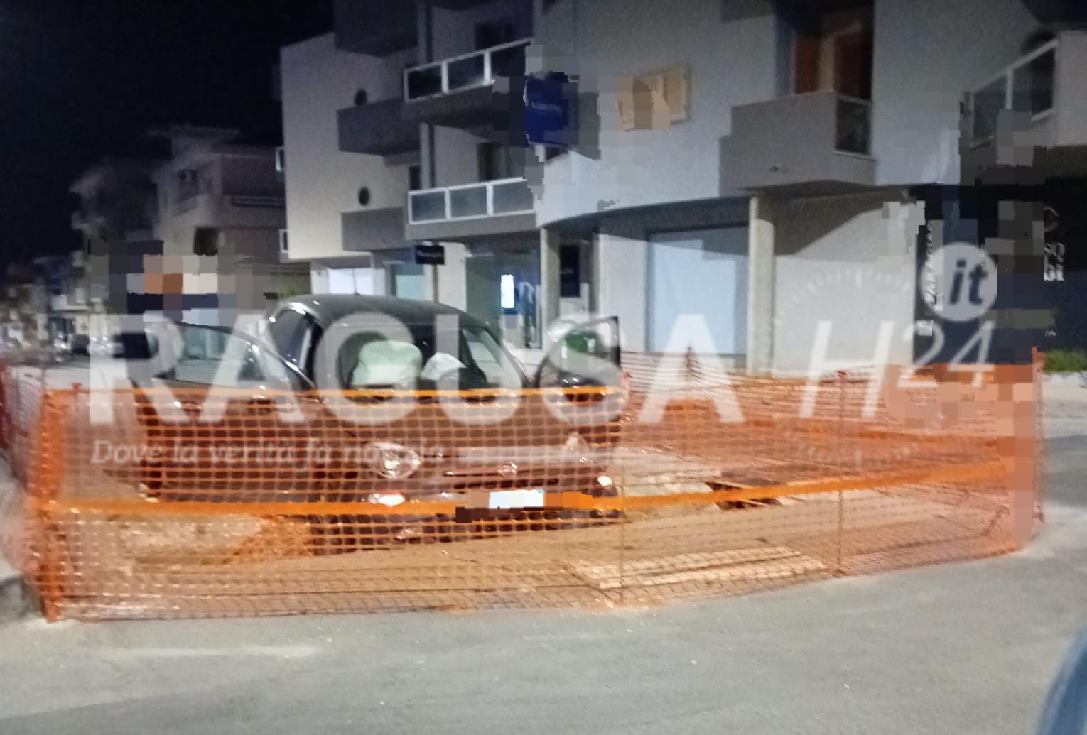 Comiso, auto finisce in una caditoia in via dei Lecci