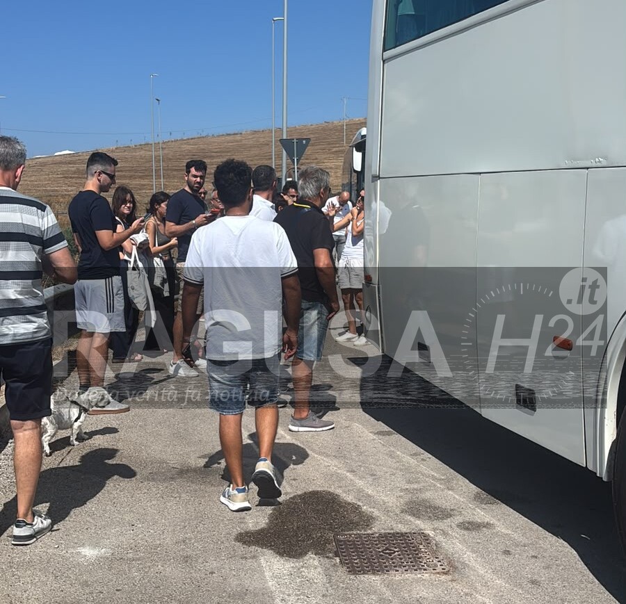 Devono atterrare a Comiso, atterrano a Palermo ma si rompe il bus