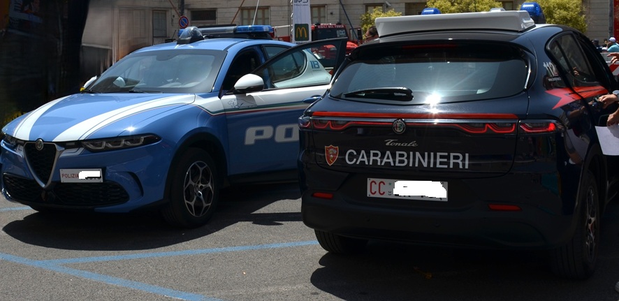 Calci e pugni a un 22enne per rubargli i telefoni: 4 arresti