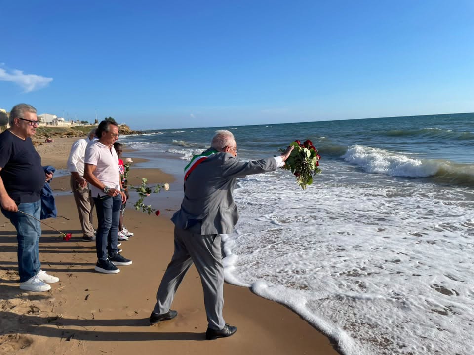 Scoglitti, 14 rose in mare per ricordare le vittime di Baia Dorica