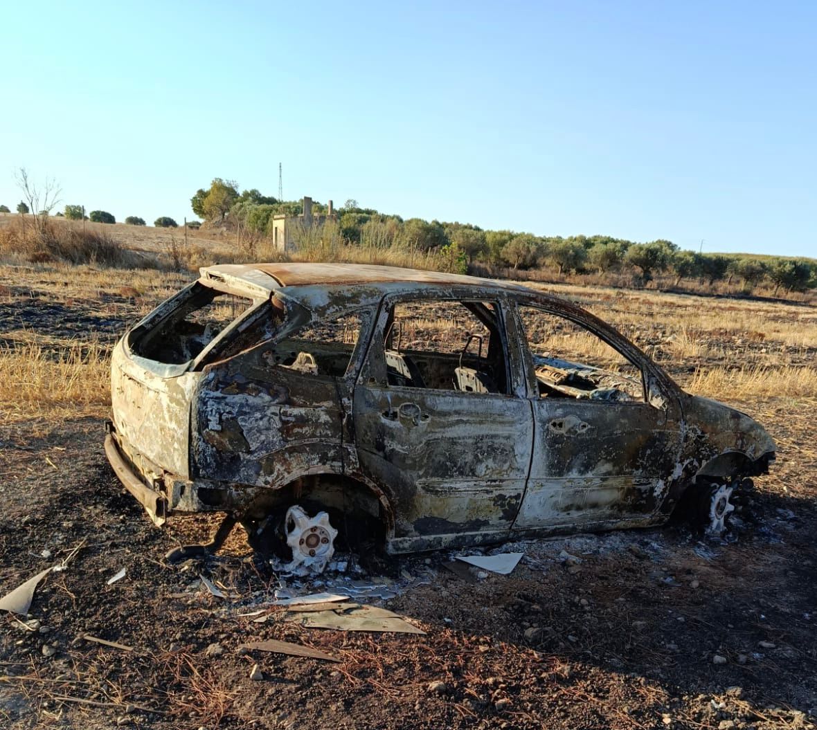 Auto bruciata vicino al Parco Serra San Bartolo