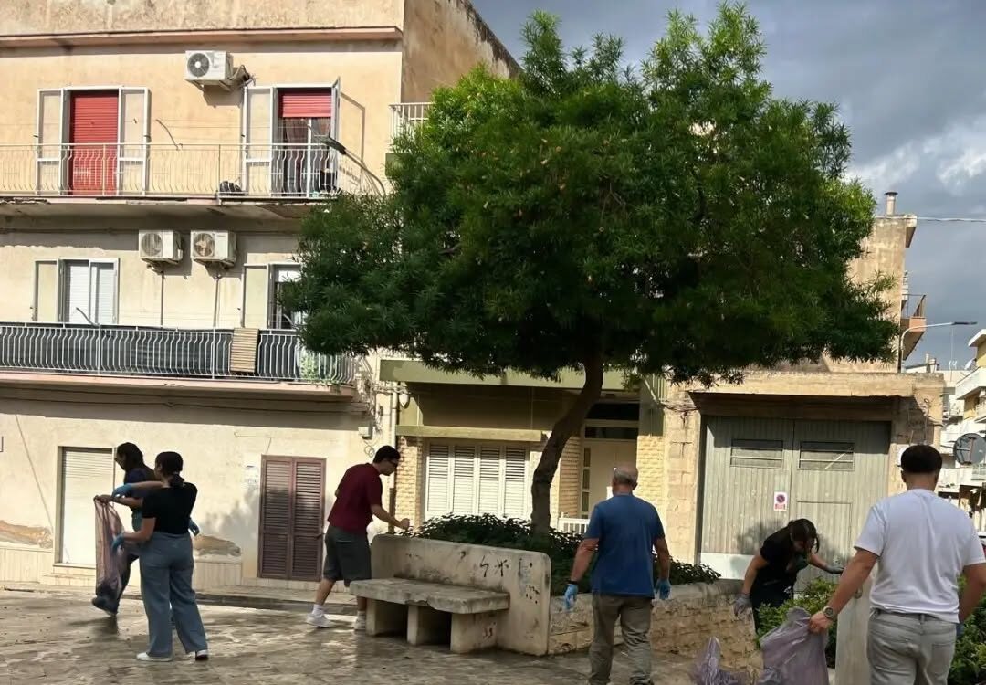 Comiso, volontari ripuliscono piazzetta Biagio Attardi