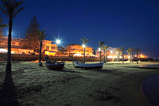 Estate inclusiva a Comiso: gli anziani vanno al mare in bus ogni sabato sera