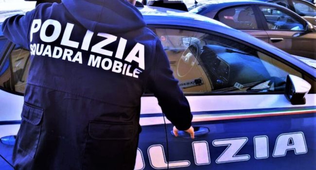 Polizia blocca cinque giovani: non si fermano all'Alt, coltello e droga sequestrati