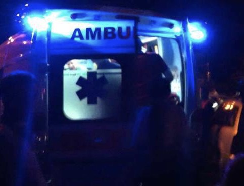 Aggredisce la madre anziana e poi tenta un gesto estremo: soccorsi entrambi, il figlio è grave
