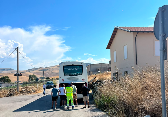 Volo dirottato a Palermo, poi il pullman si rompe: passeggeri arrivati a Comiso dopo 10 ore