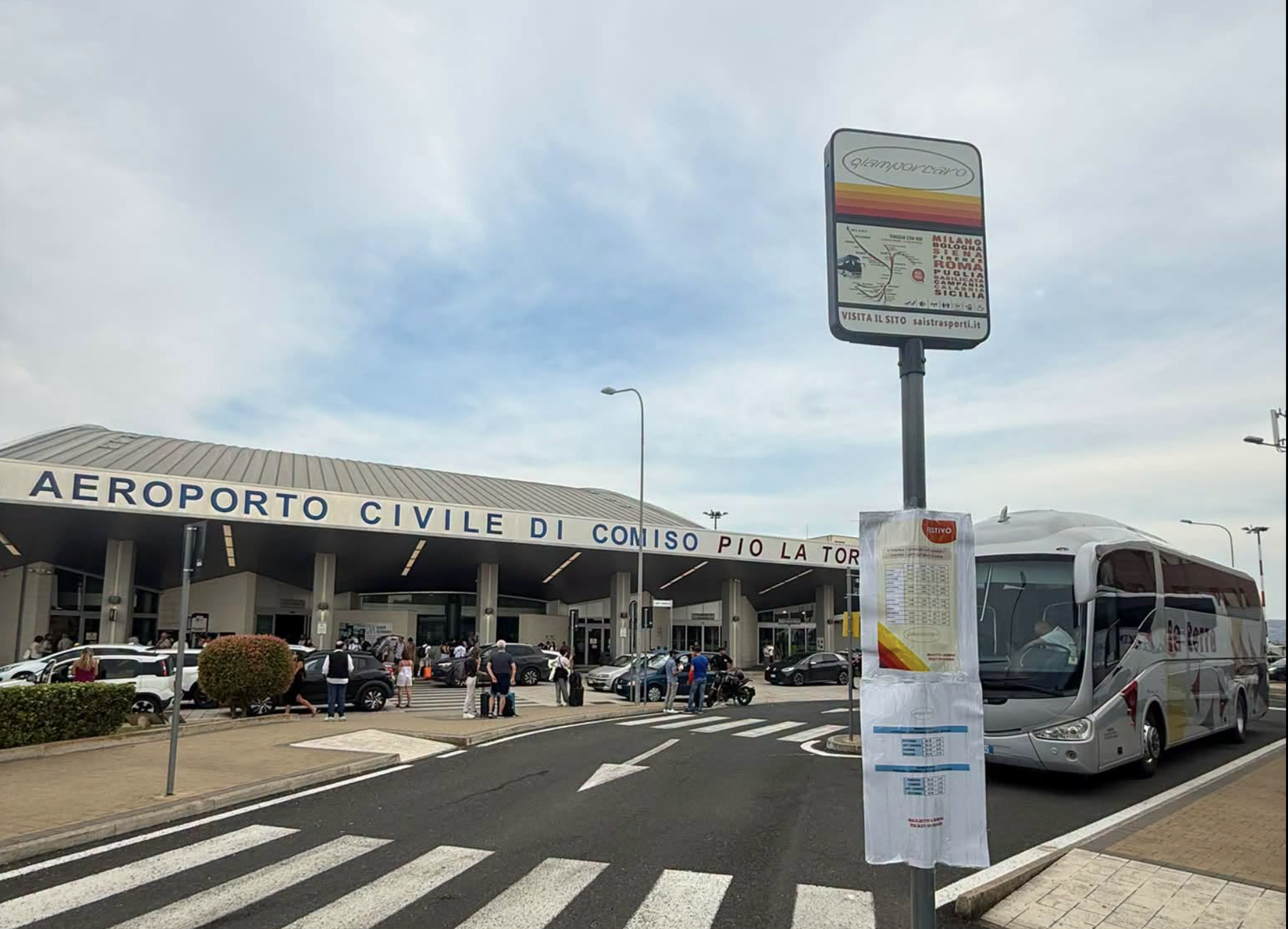 Ferragosto a piedi, Aeroporto Catania chiude fino alle 2 del 15 agosto. A Comiso gli orari dei bus li affiggono i privati. I transfer arrivano a costare 1.000 euro