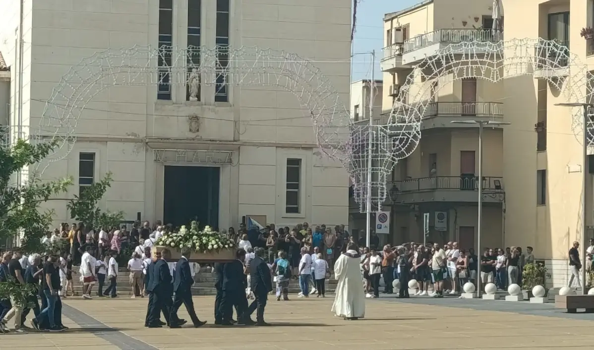 L'ultimo saluto di Scoglitti a Nuccia Quattrocchi: la maestra di danza, morta in un incidente, salutata dagli amici e dai suoi allievi