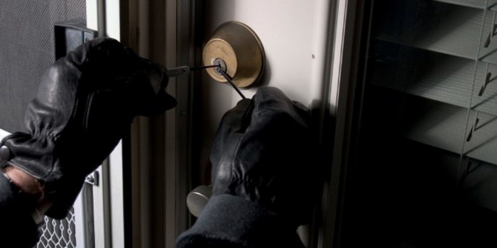 Ladri di Natale e vandali a Comiso: danneggiate e portate via decorazioni e luci in 2 negozi