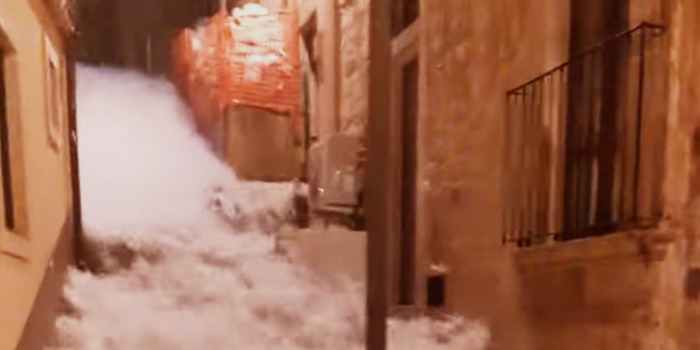 Donna travolta dalle acque a Comiso e salvata da 2 carabinieri: ha riportato contusioni