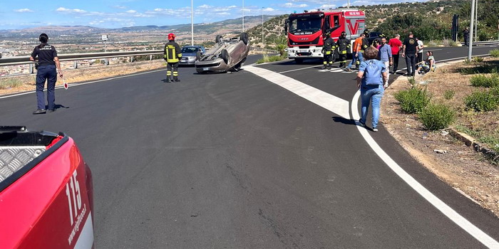 Incidente sulla rotatoria di Comiso con uno scontro tra una 500 e una Y10, quest’ultima capovoltasi sulla strada. 2 donne ferite