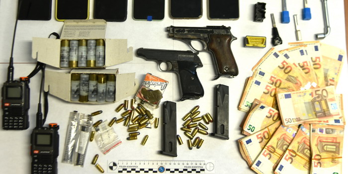 “Faccia d’angelo” arrestato a Comiso aveva in casa 2 pistole calibro 7,65 con munizioni, 6.500 euro in contanti e una carta d’identità falsa