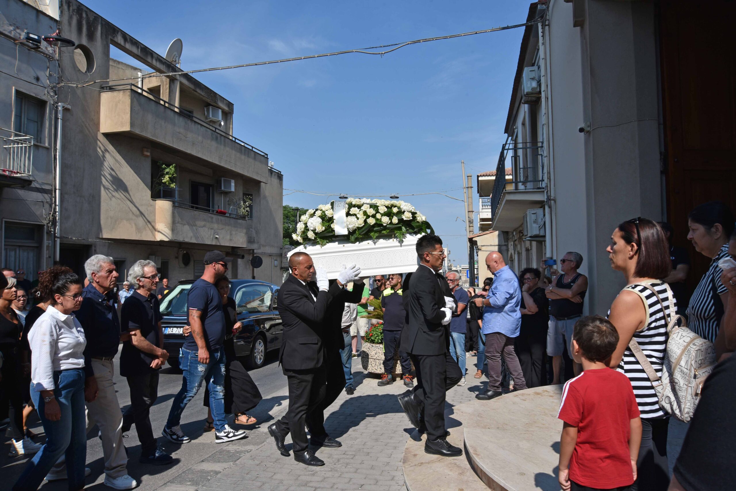 Lo straziante funerale di Carlotta Puccia a Comiso