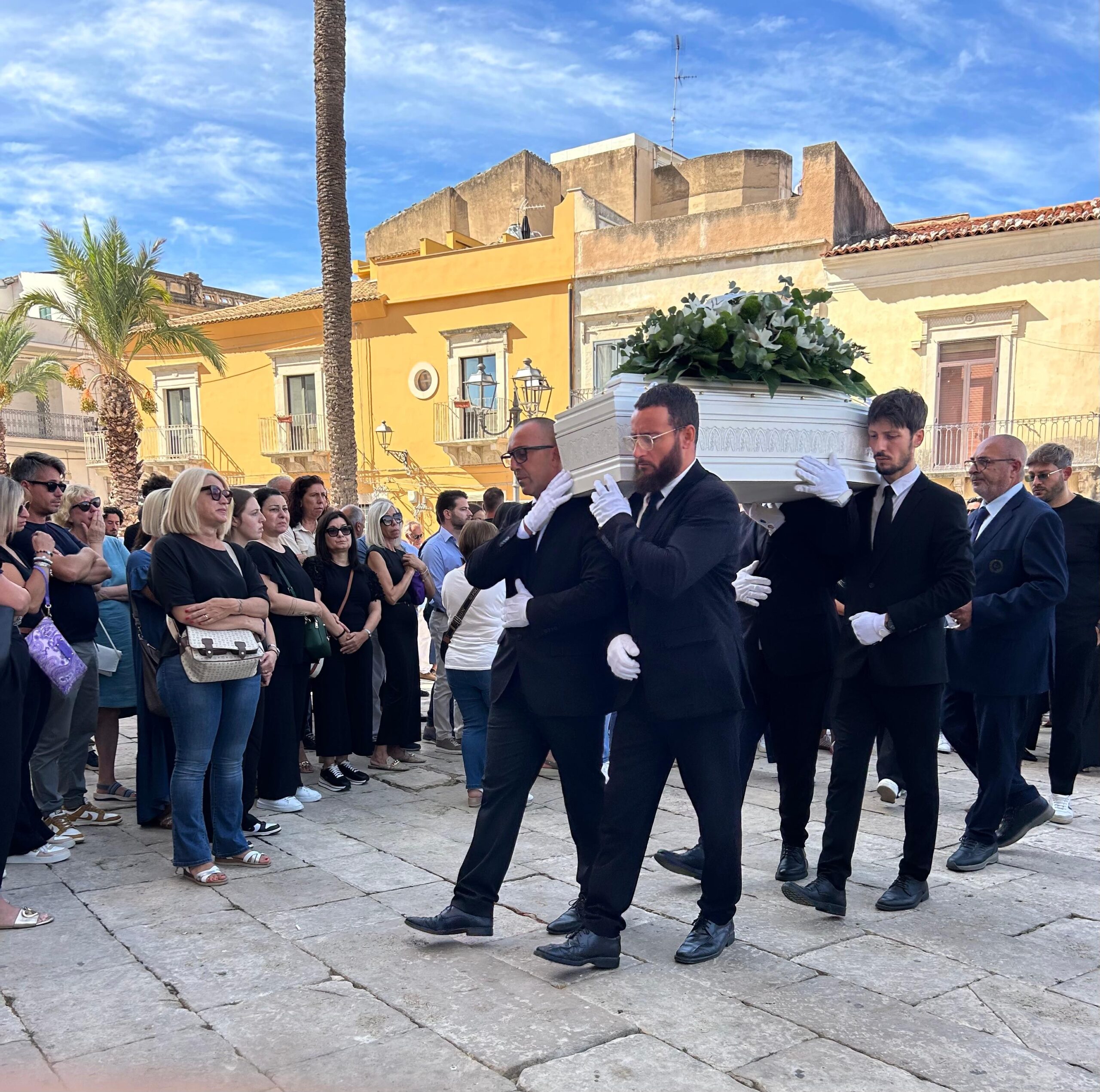 Comiso, questa mattina i funerali del piccolo Raffaele. Il vescovo: “Non è rimasto nell’acqua fredda della piscina,
