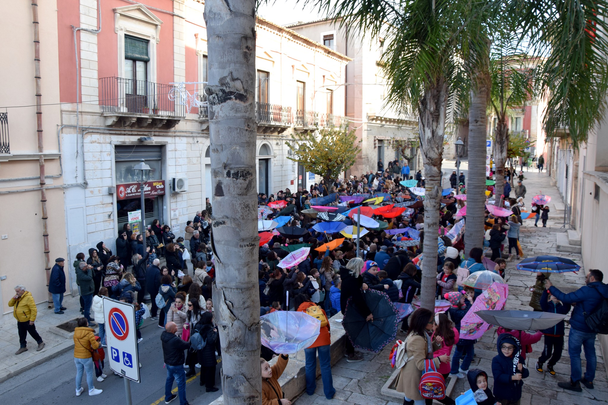 Santa Lucia a Comiso, domani il tradizionale lancio delle noccioline