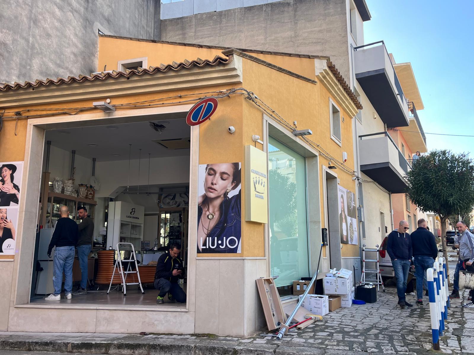 Comiso, colpo notturno nella gioielleria di via Casmene: ladri in azione con l’escavatore