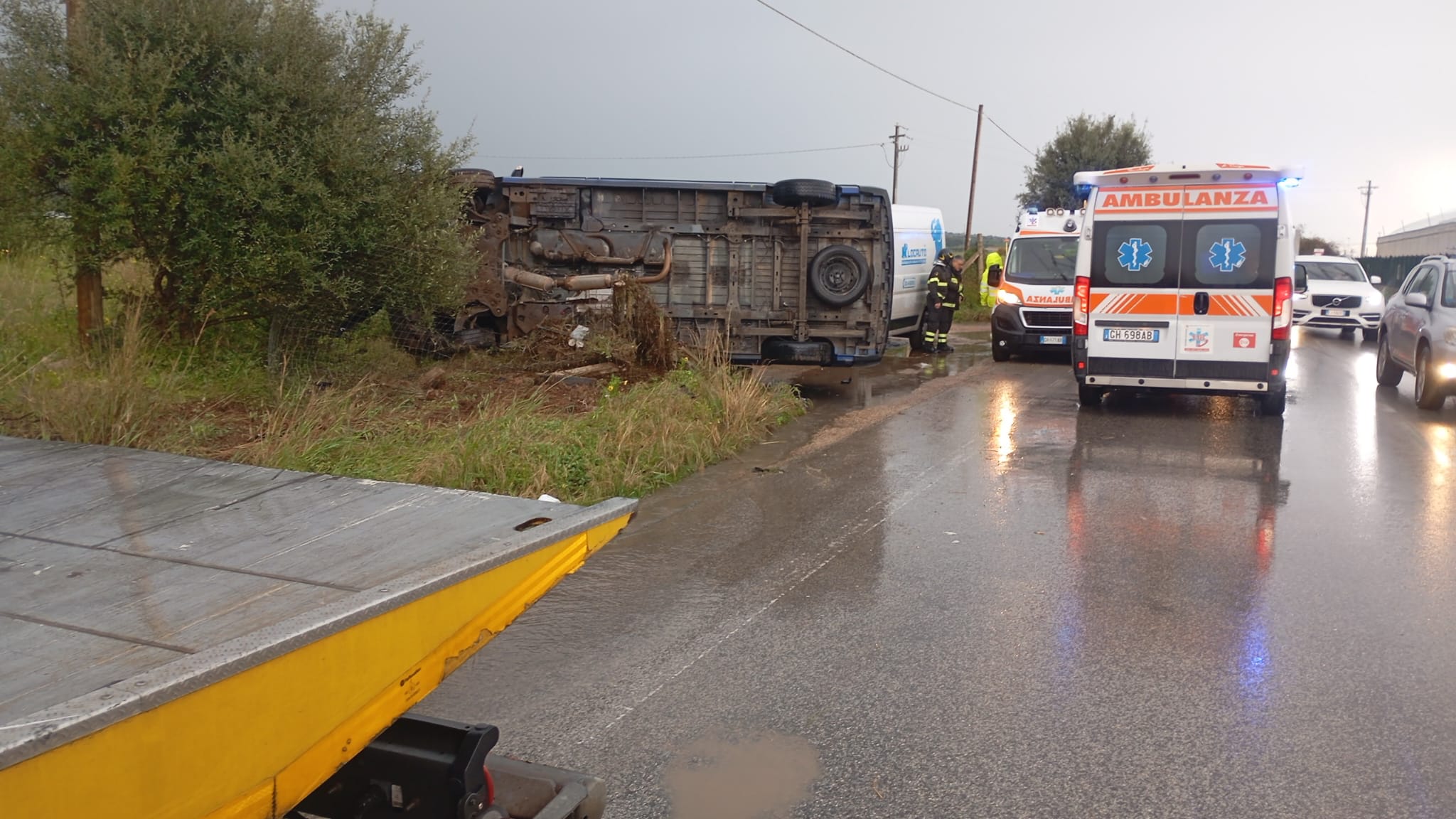 Asfalto reso scivoloso dalla pioggia sulla Comiso-S. Croce, furgone si ribalta