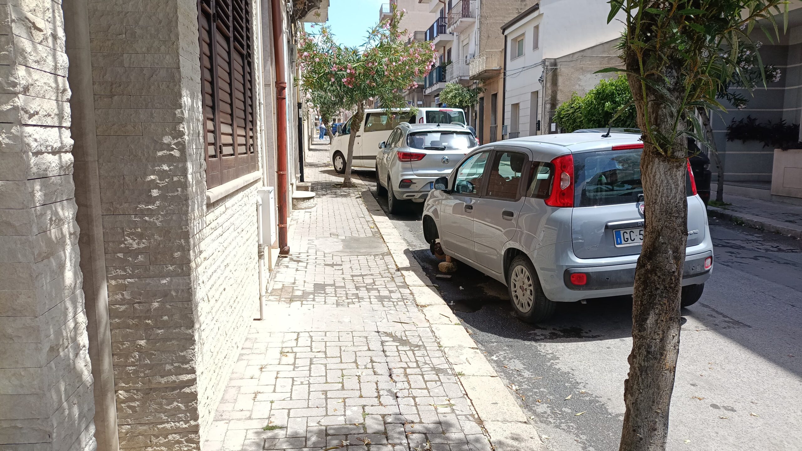 Vittoria: buca con l’auto, la lascia in sosta e gli rubano lo pneumatico