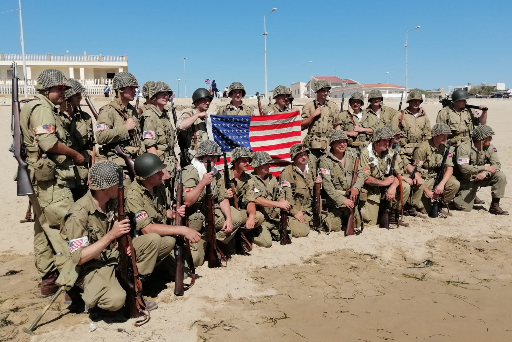 Acate, paracadutisti sulla spiaggia di Macconi rievocano lo sbarco degli Alleati