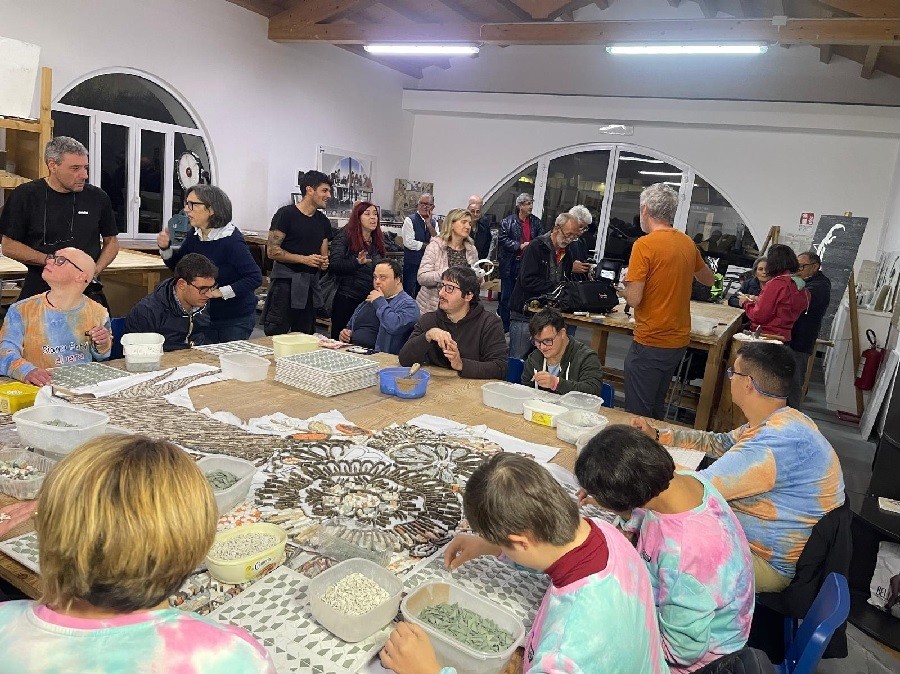 La storia. Mondial Granit a Comiso: “Linea Verde” racconta il laboratorio “Pietrangolare” dei ragazzi diversamente abili