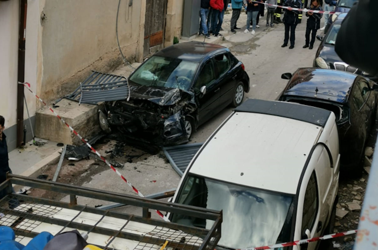 Incidente a Comiso: auto sfonda ringhiera e vola giù FOTO E VIDEO - Quotidiano di Ragusa