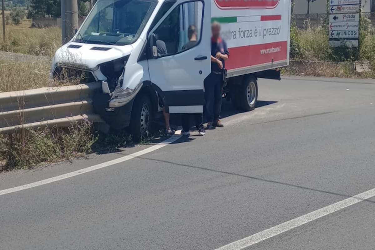 Incidente sulla Comiso per Chiaramonte Gulfi: autocarro infilzato dal guardrail FOTO - Quotidiano di Ragusa