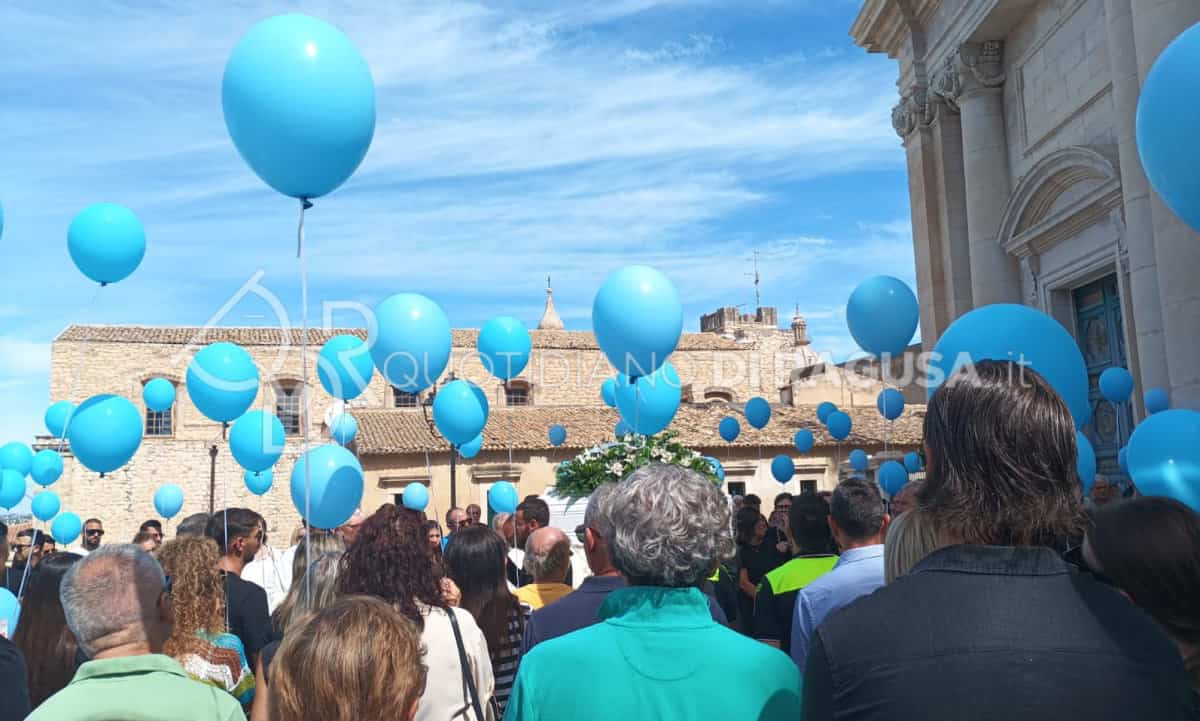 Silenzio, lacrime e palloncini azzurri a Comiso per il funerale del piccolo Raffaele Sallemi - Quotidiano di Ragusa