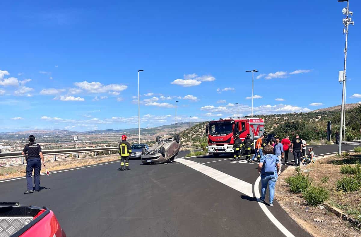 Incidente sulla Comiso Ragusa: scontro tra due auto, una si ribalta FOTO - Quotidiano di Ragusa