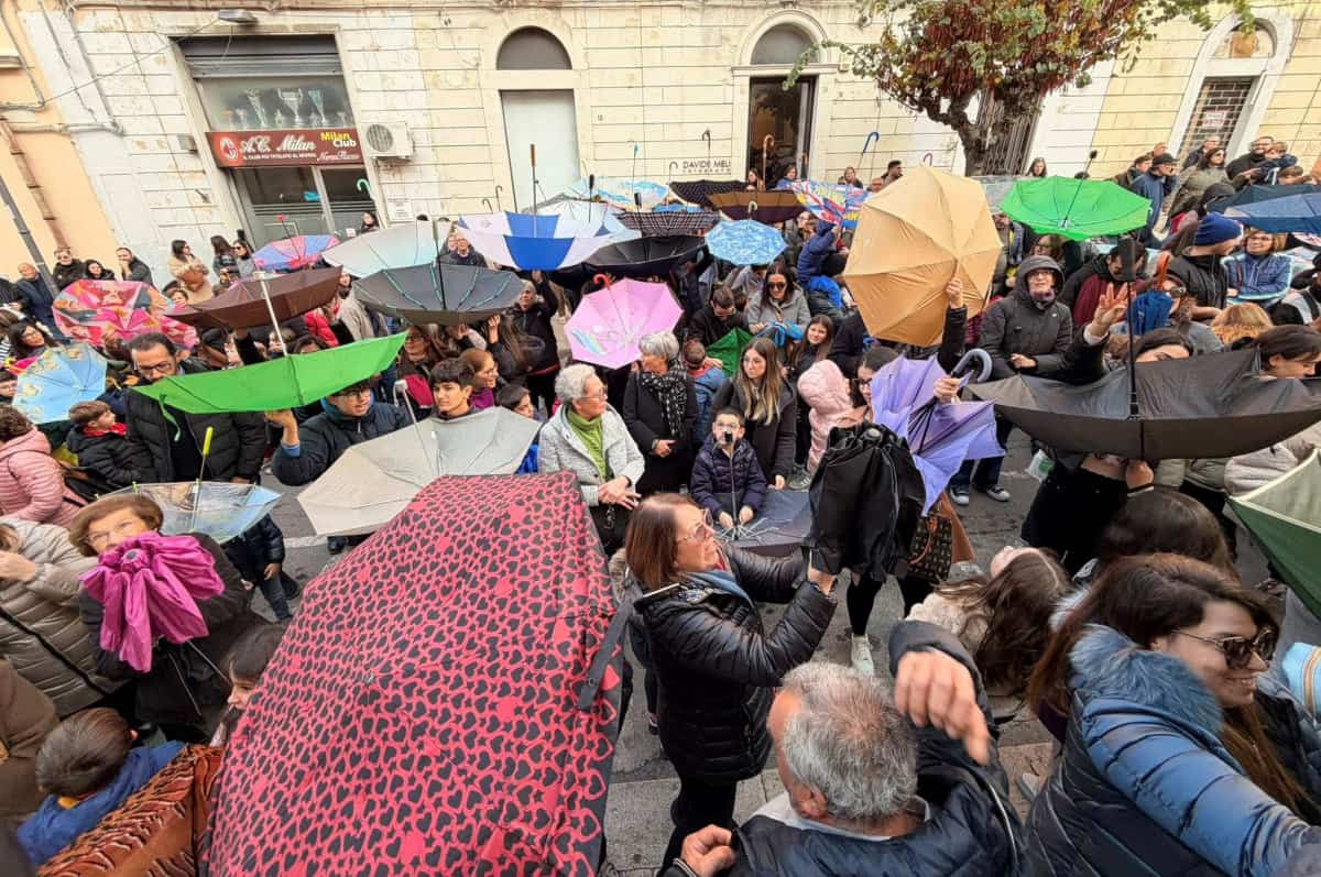 Santa Lucia a Comiso, lancio delle noccioline processione - Quotidiano di Ragusa