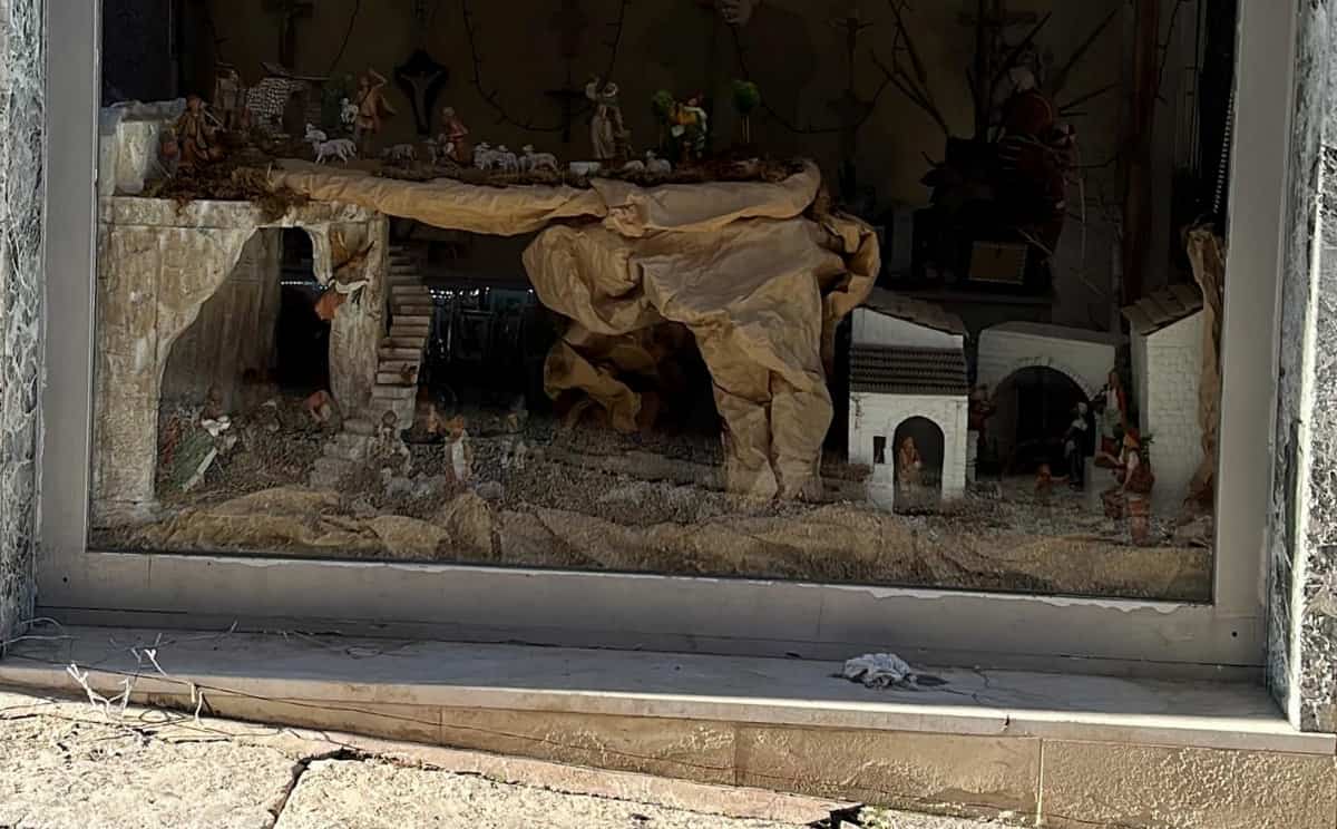 Vandali del Natale a Comiso: tagliate le luci natalizie di un negozio - Quotidiano di Ragusa