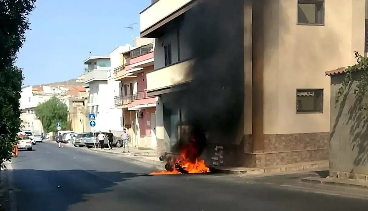 Incidente Comiso, auto in fiamme in via Mediterraneo: due feriti