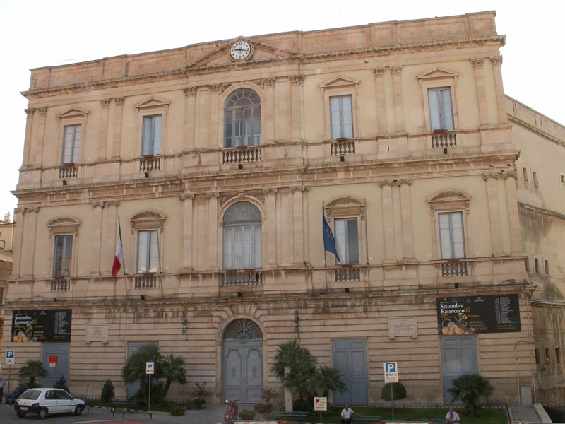 Comiso, al via i lavori di ristrutturazione della facciata del Municipio