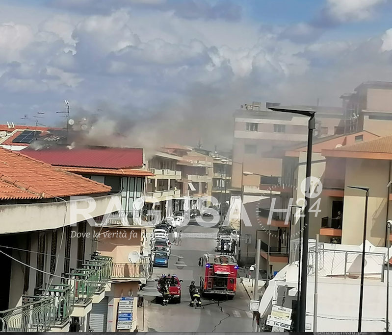 Paura a Comiso: un incendio ha bruciato il tetto di una palazzina