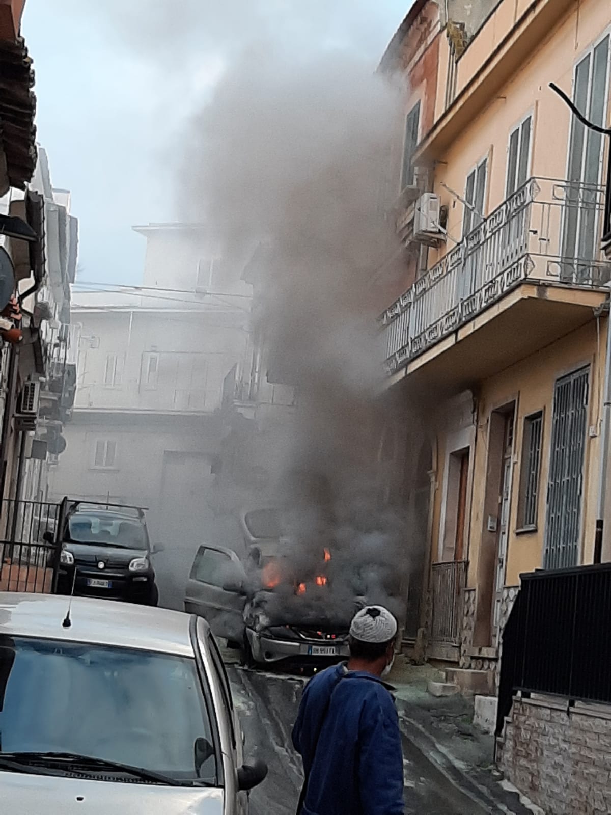 Paura oggi a Comiso. A fuoco un’auto