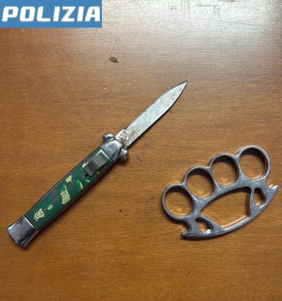 Comiso, tenta di imbarcarsi con coltello e tirapugni: denunciato