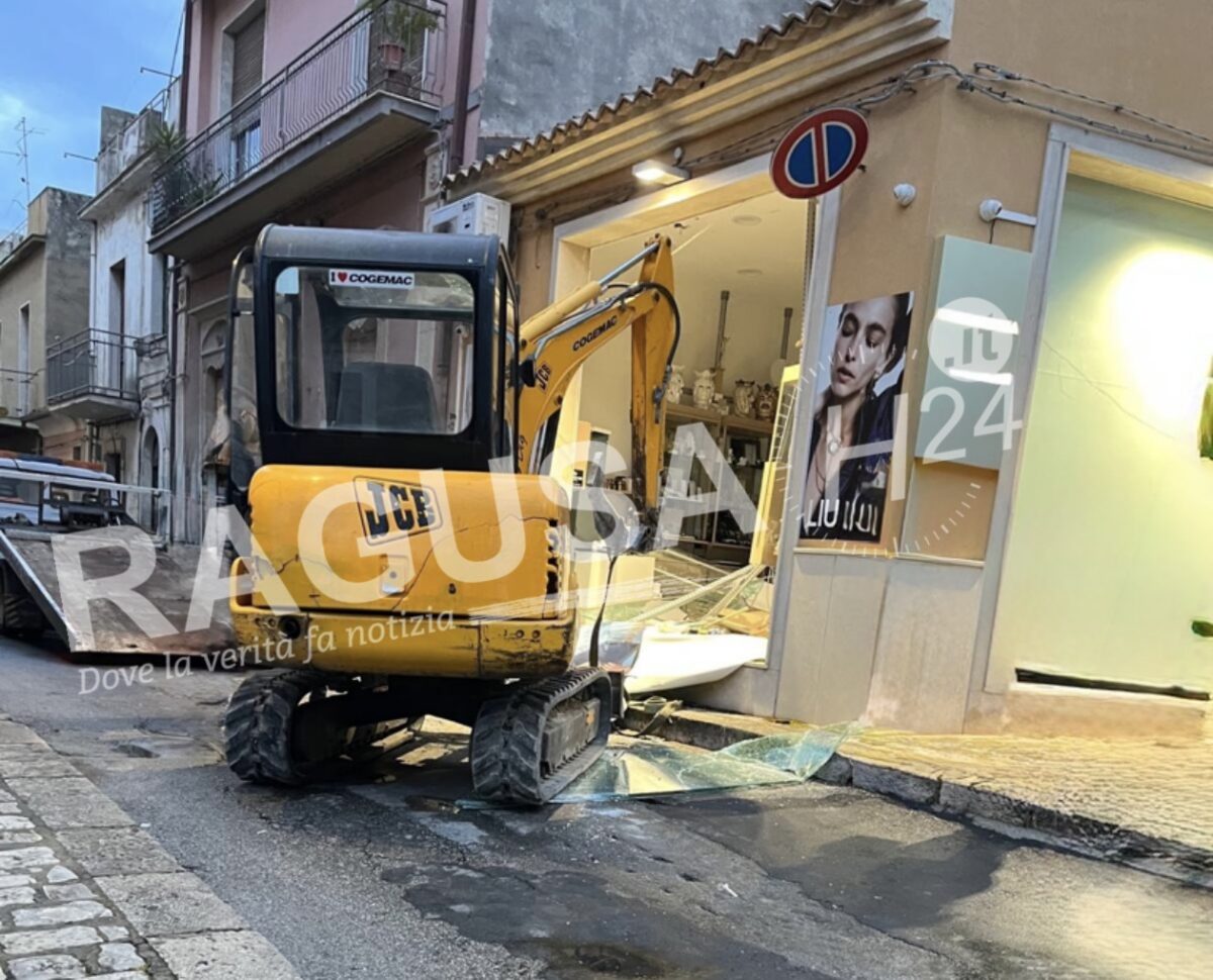 Comiso, escavatore distrugge una vetrina: colpo in gioielleria