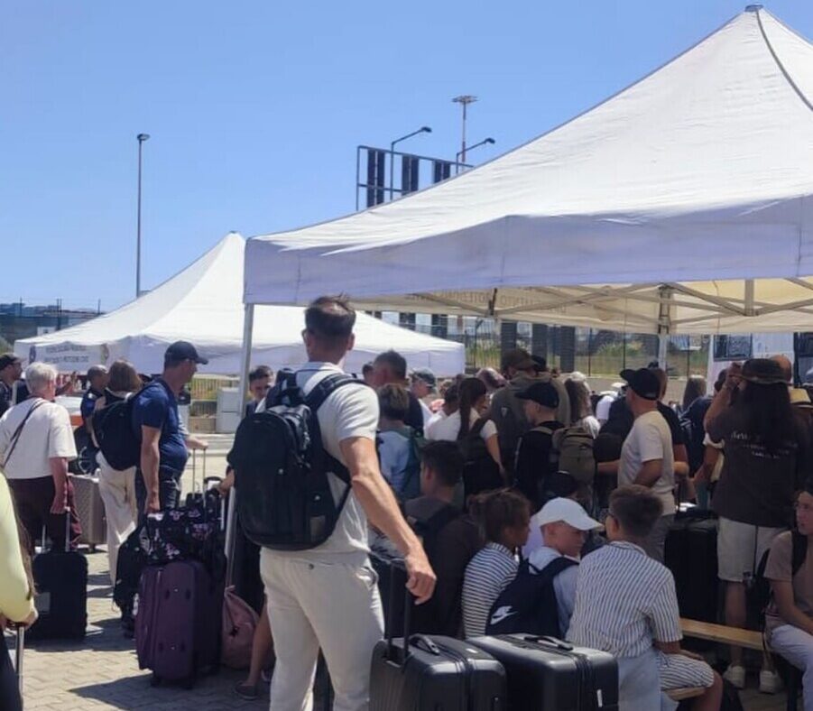 Etna, voli cancellati: potenziati treni e bus