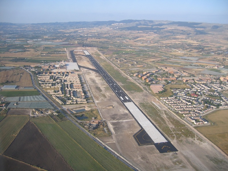 La cenere ferma anche Comiso: voli sospesi fino alle 18, nuova giornata di caos negli aeroporti siciliani