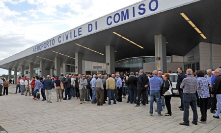 Coltello e tirapugni nella valigia: denunciato all'aeroporto di Comiso per porto abusivo di armi
