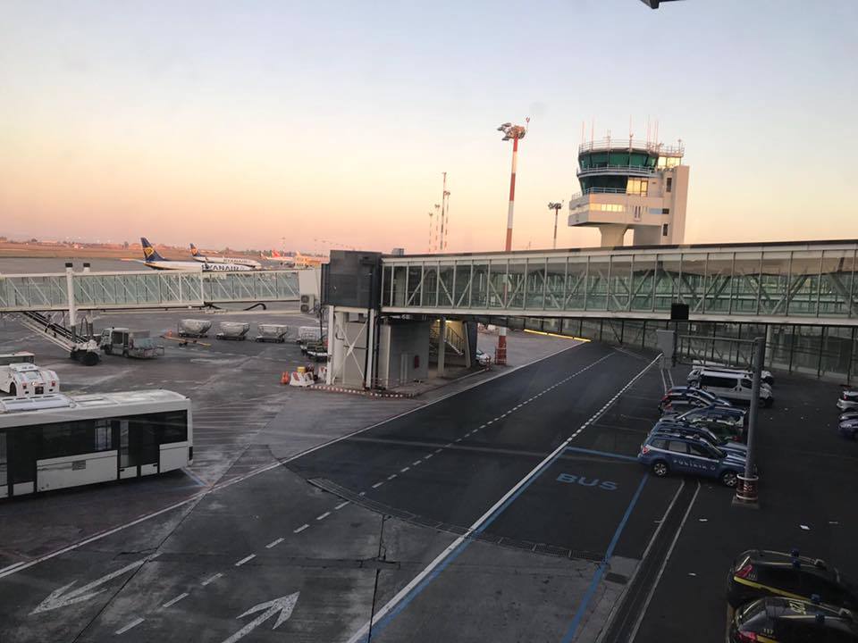 Aeroporto di Catania chiuso fino a lunedì alle 12: l'odissea dei passeggeri. Voli cancellati o dirottati a Palermo, Trapani e Comiso