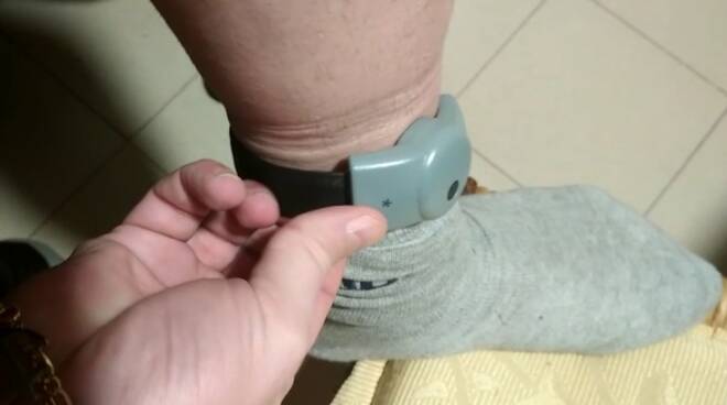 Comiso: aggredisce l’ex moglie e danneggia la porta di casa. Per lui il braccialetto elettronico