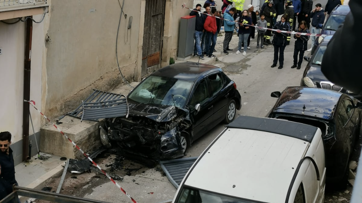 spetaacolare incidente stradale autonomo a Comiso - Ragusa Oggi